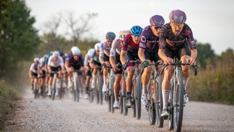 Racing ind i modkørende trafik: Det elskelige kaos ved grusrace ved Life Time Grand Prix er gået for vidt