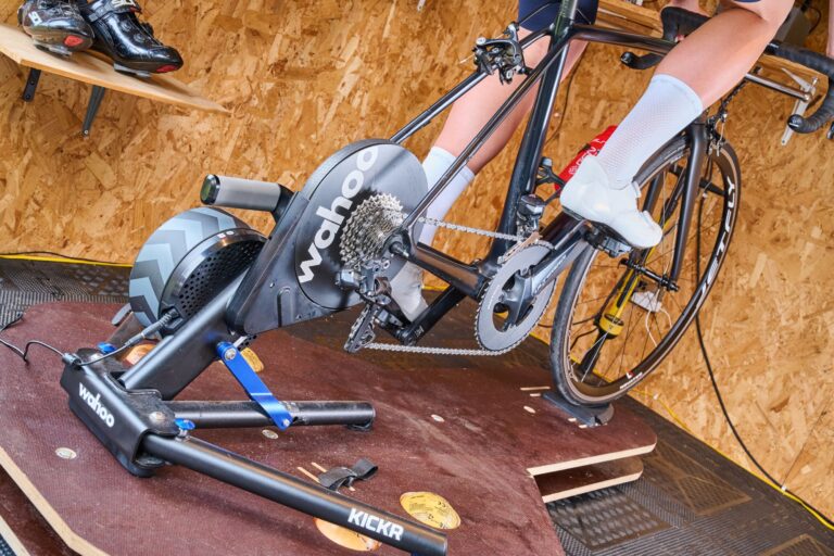 Glem aero, forkort dine krumtaparme, og peg en ventilator mod din numse: En cykel-fit eksperts tips til din bedste indendørs cykelsæson endnu