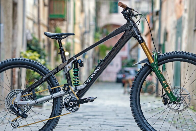 Unik tjekkisk Carbon High-Pivot CDuro Shremeeq Enduro cykel er klar til dig