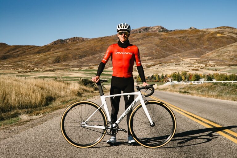State Bicycle Co. kører fast, op ad et bjerg med Keegan Swenson