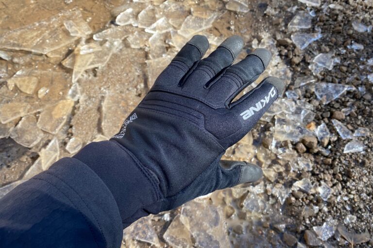 Anmeldelse af Dakine White Knuckle Gloves: Cool Weather MTB-handsker med et trick i ærmet