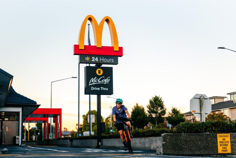 Kører 500 km rundt om en McDonald's drive-thru
