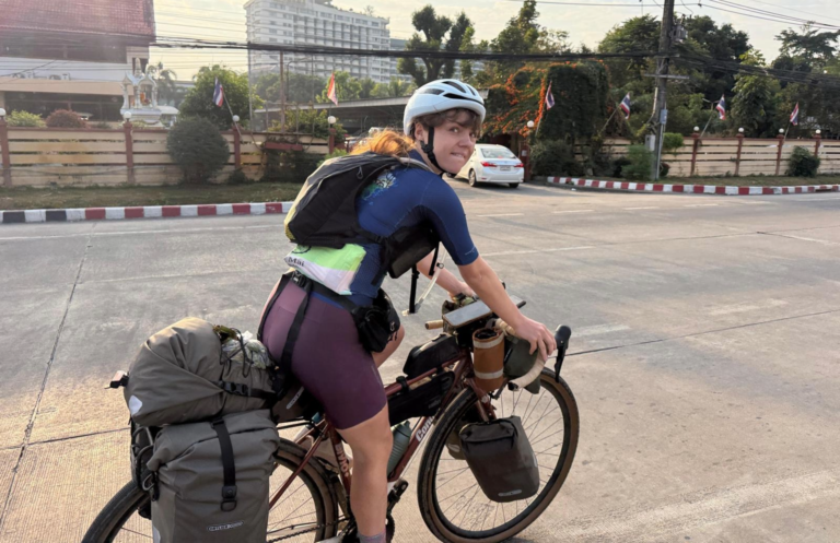 'Det føles virkelig, som om du lever uden for systemet' – mød den britiske kvinde, der rider hjem fra Thailand