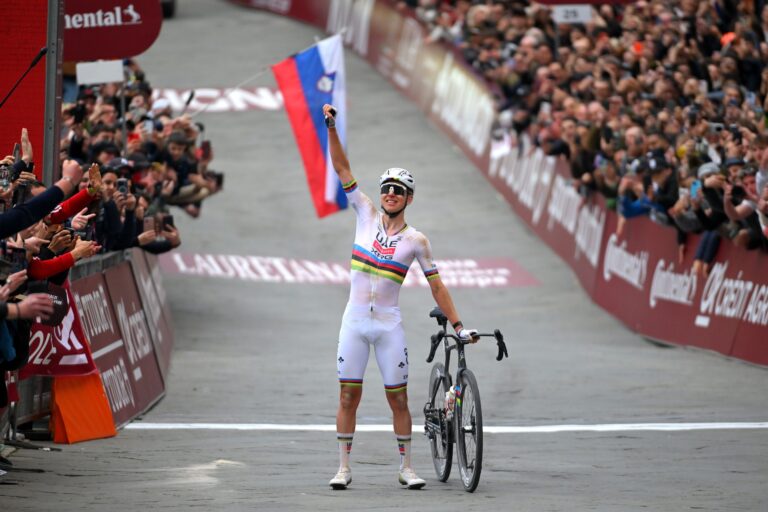 'En fantastisk start på sæsonen' – Tadej Pogačar soloer 78 km til rekordstor Strade Bianche-sejr