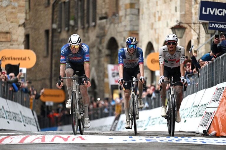 'Jeg ville gøre løbet så hurtigt som muligt' – Mathieu van der Poel springer til sejr på Tirreno-Adriatico etape 2, da vådt grus kræver GC-ofre