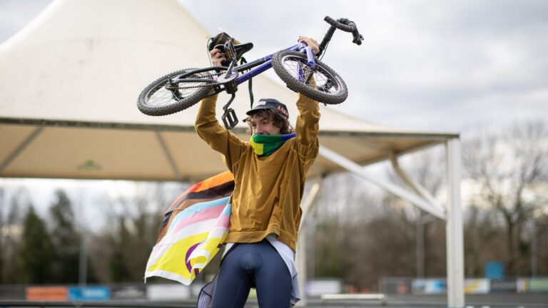 'Queer mennesker eksisterer, og de fortjener en plads i sporten' – Fra regnbuestrømper til cykellejre trives LGBTQ+-cykling trods færre muligheder