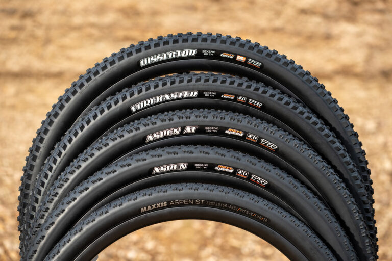 Maxxis Aspen AT ruller et Knobbier XC MTB-dæk ud for at føre ud bredt 5 x 32″ slidbanelinje