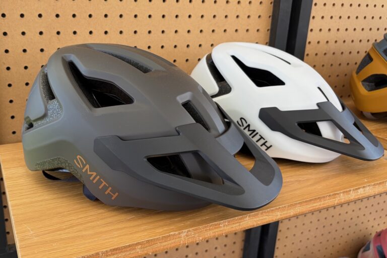 Spotted at Sea Otter: Nye MTB-hjelme fra Bell og en Sub $100-model fra Smith