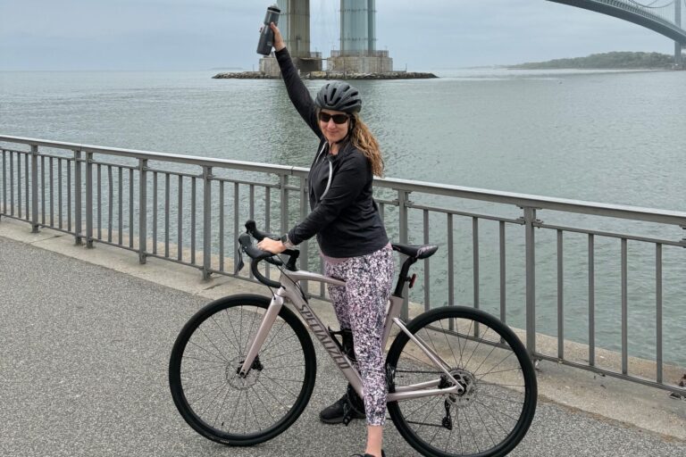 'Vi satte træningshjul på min cykel for at starte, og min mand gik ved siden af mig og spillede Eye Of The Tiger hele tiden': Traumatisk hjerneskadeoverlever vender tilbage til cykling ved lukket vejbegivenhed