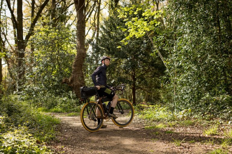 'Min strategi er bare at se, hvordan det går' – mød manden, der cykler rundt i verden på en cykel lavet af træ