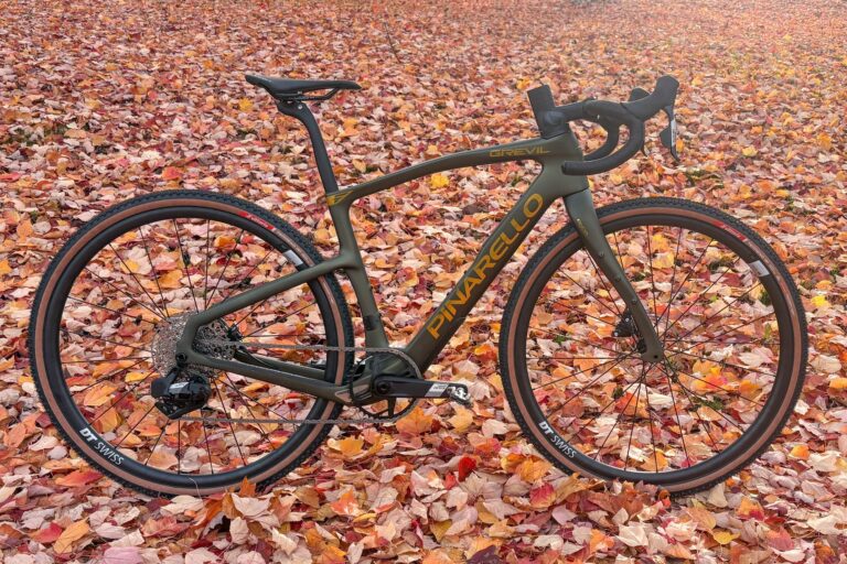 “En af de mere overraskende og underholdende cykler, jeg kørte hele året.” – En sjælden 35 % rabat på Pinarello Grevil F med Competitive Cyclist