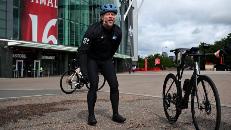 'Det har været brutalt' – Olly Murs cykler gennem styrtregn og smerten ved en tabt tånegl for at rejse penge til Unicef