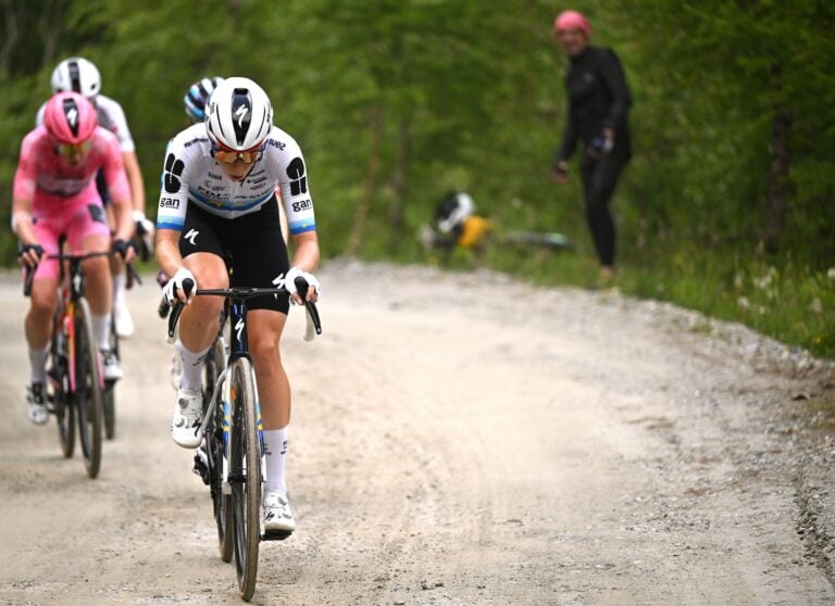 Demi Vollering vinder på toppen af Colle delle Finestre på den forkortede Giro d'Italia Women dronningetape