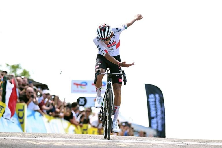 Isaac del Toro vinder begivenhedsrig etape af Tour Auvergne-Rhône-Alpes, da Luke Tuckwell holder gult